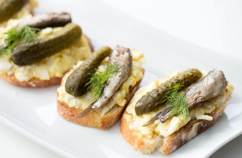 Бутерброды со шпротами: 9 самых популярных и вкусных рецептов