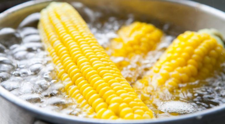 Как варить кукурузу: 6 распространённых способов и полезные советы