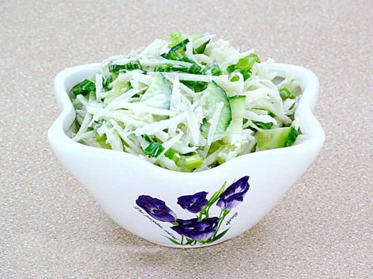 Салат из редьки: 10 самых популярных рецептов полезной закуски