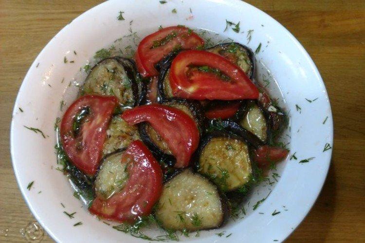 15 замечательных рецептов баклажанов с помидорами и чесноком