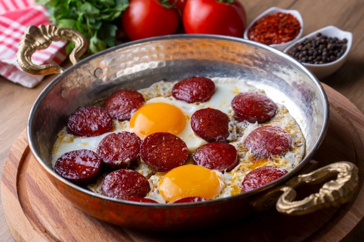 15 прекрасных рецептов яичницы со сосиской