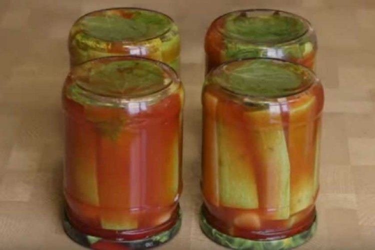 15 великолепных рецептов кабачков в помидорном соусе на зиму