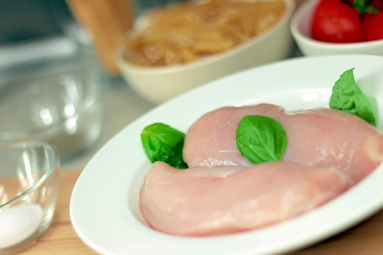 12 невероятно аппетитных салатов с отварной куриной грудкой