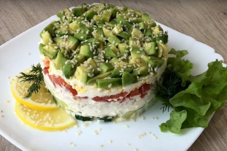 15 отличных салатов с авокадо и тунцом