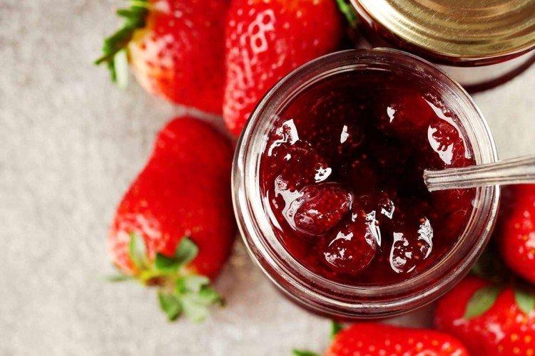 15 превосходных рецептов варенья из земляники с целыми ягодами
