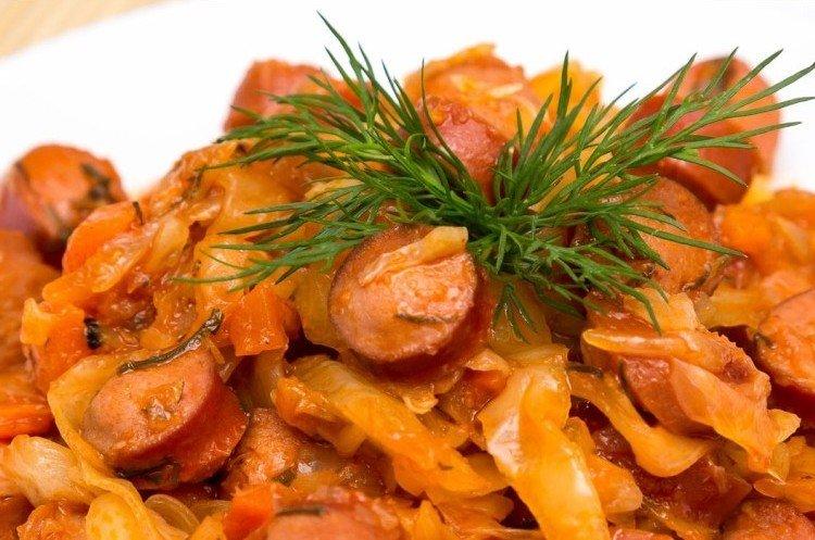 10 замечательных рецептов тушеной капусты с сосисками