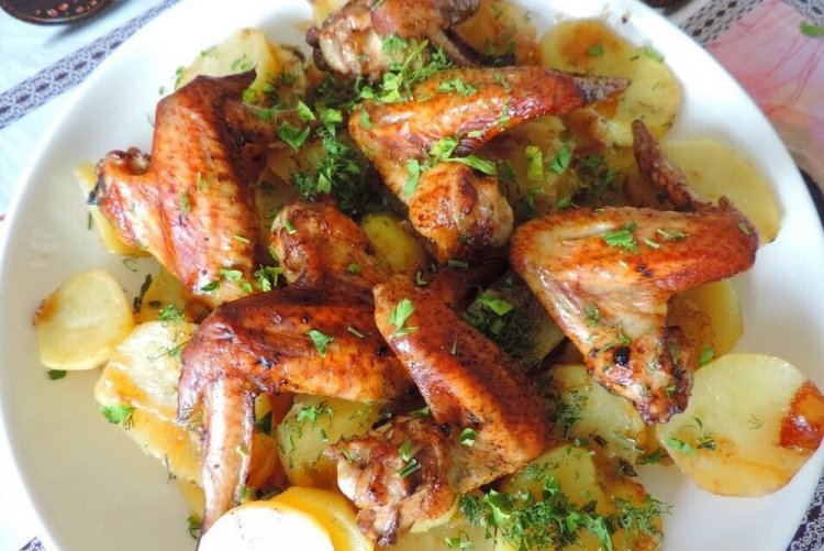 15 отличных рецептов куриных крылышек с картошкой в печи