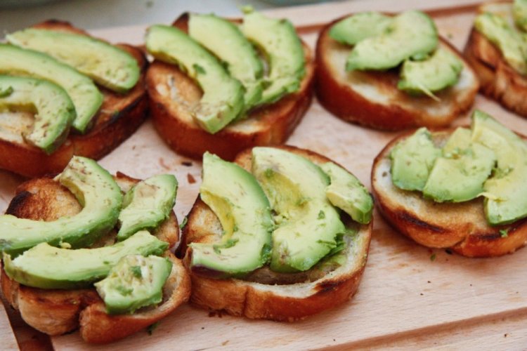 15 простых бутербродов с авокадо и творожным сыром