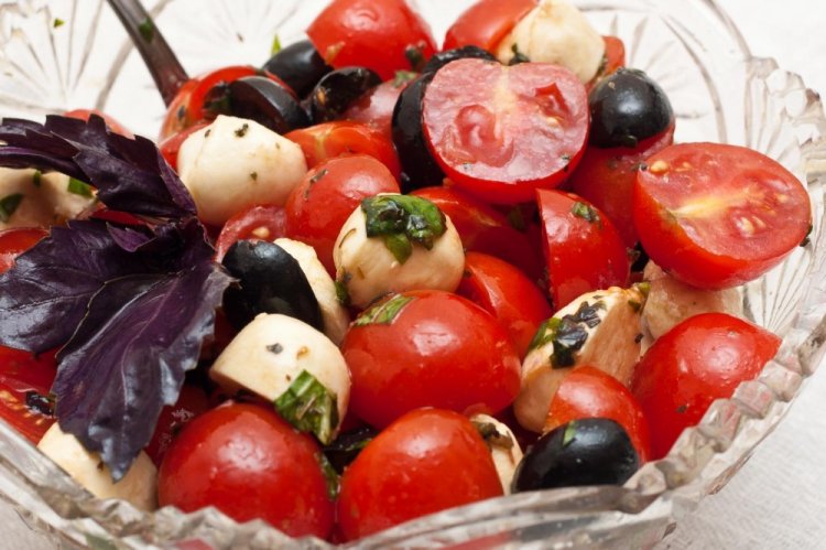 20 оригинальных салатов с помидорами черри