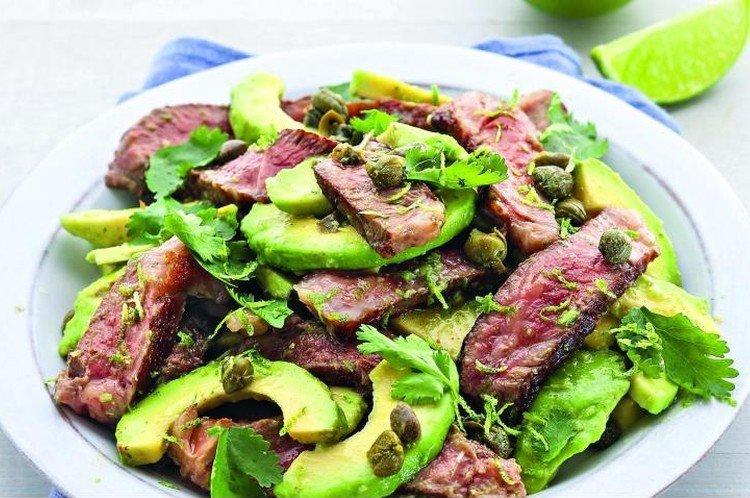 20 мясных салатов, которые сможет приготовить каждый