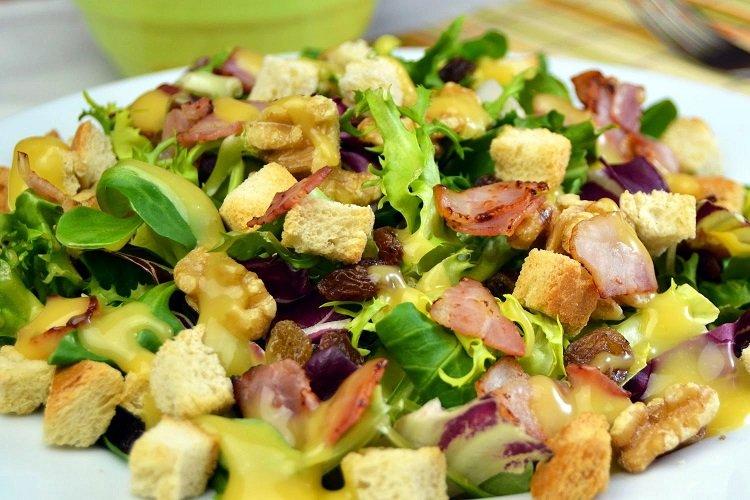 20 очень вкусных салатов с фасолью и гренками