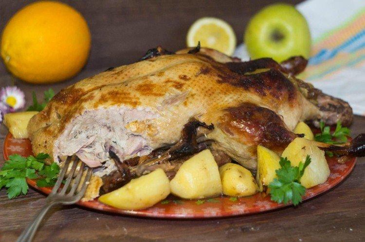 10 выдающихся рецептов утки с картофелем в духовке