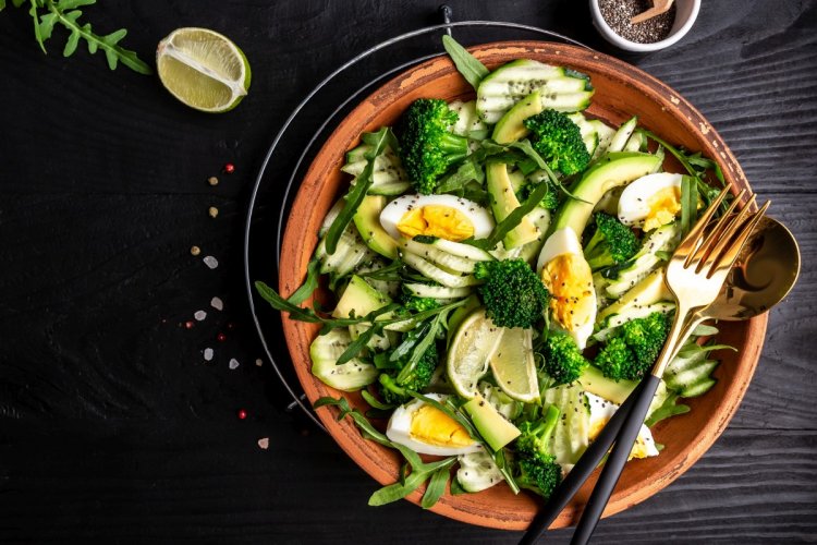 15 салатов с авокадо и яйцом, которые всегда получаются вкусными