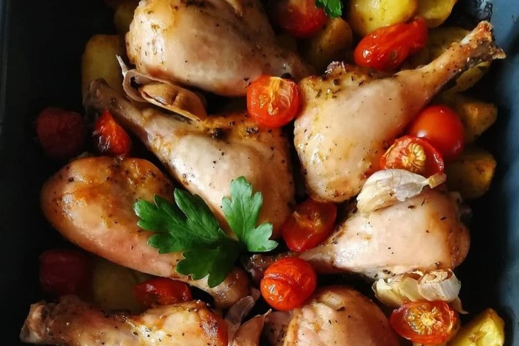 15 простых рецептов куриных ножек с картошкой в духовке