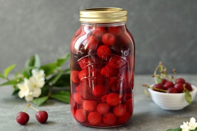 20 простых рецептов настойки из вишни с косточками на холода