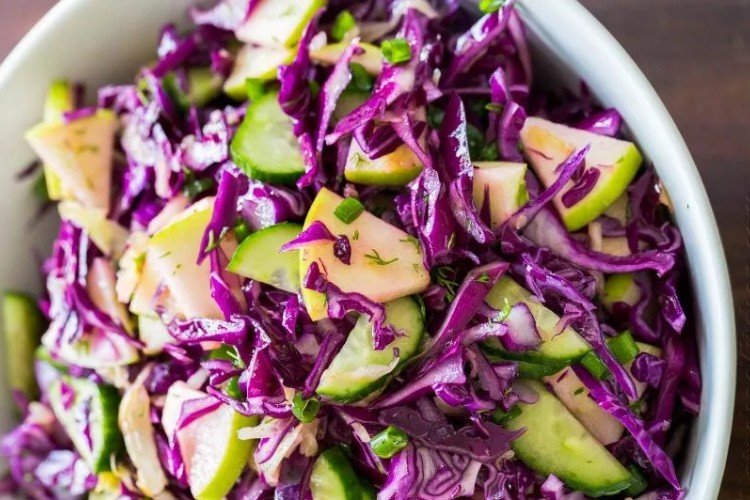 20 красочных салатов из фиолетовой капусты