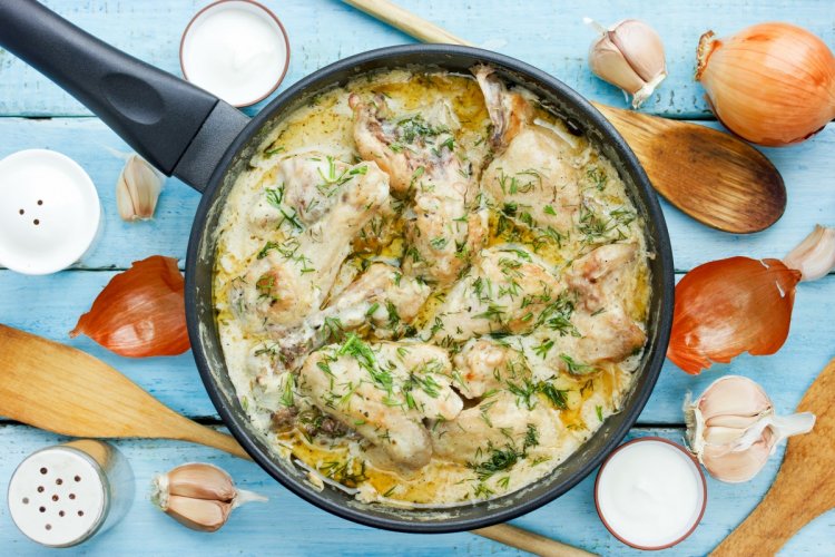 15 скорых рецептов курицы в соусе из сметаны