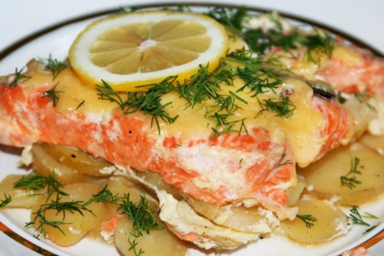 20 замечательных рецептов рыбы с картофелем в печи