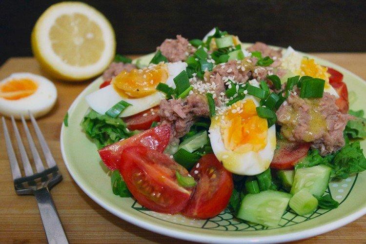 20 простых салатов с огурцами и помидорами на любой вкус