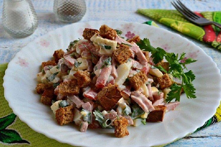 20 очень вкусных салатов с фасолью и сухариками