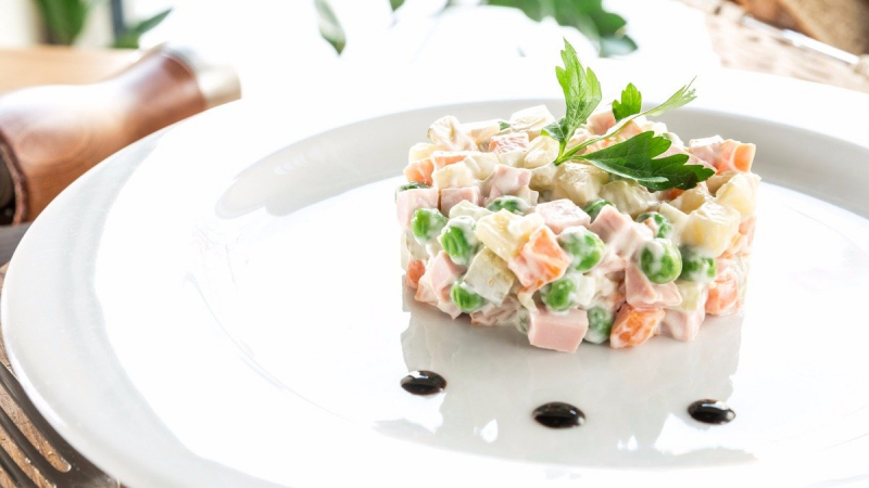 Традиционный рецепт салата «Оливье», а также 5 его вариаций