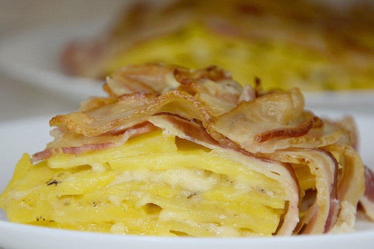 15 замечательных рецептов картошки с беконом в печи