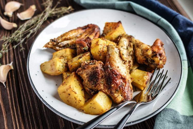 15 отличных рецептов куриных крылышек с картошкой в печи