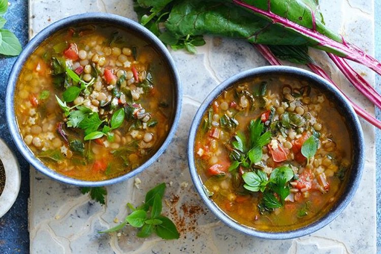 12 супов из свекольной ботвы, которые стоит приготовить