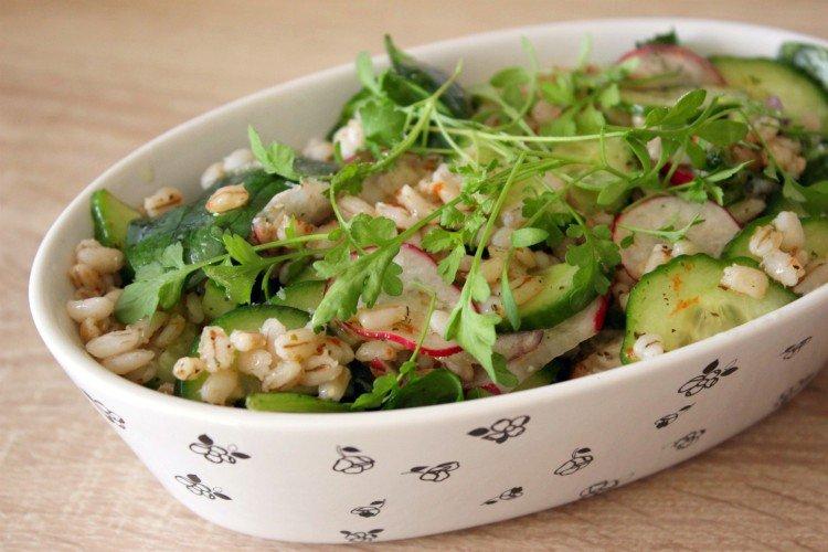 20 простых и очень вкусных салатов с редиской