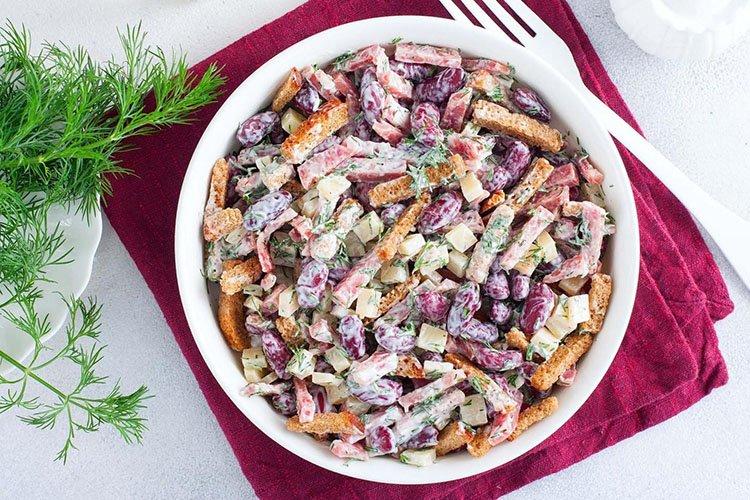 15 аппетитных салатов с колбасой и гренками, которые стоит приготовить