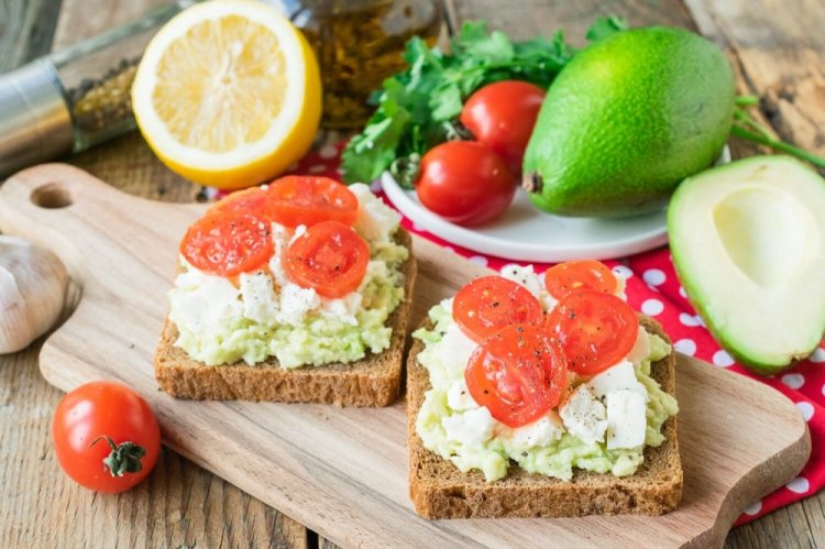 15 простых бутербродов с авокадо и творожным сыром
