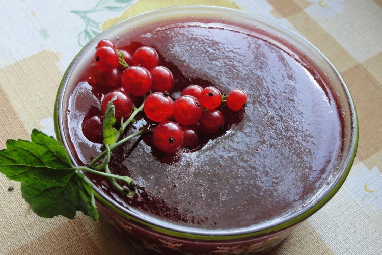 15 прекрасных рецептов желе из красной смородины на зиму
