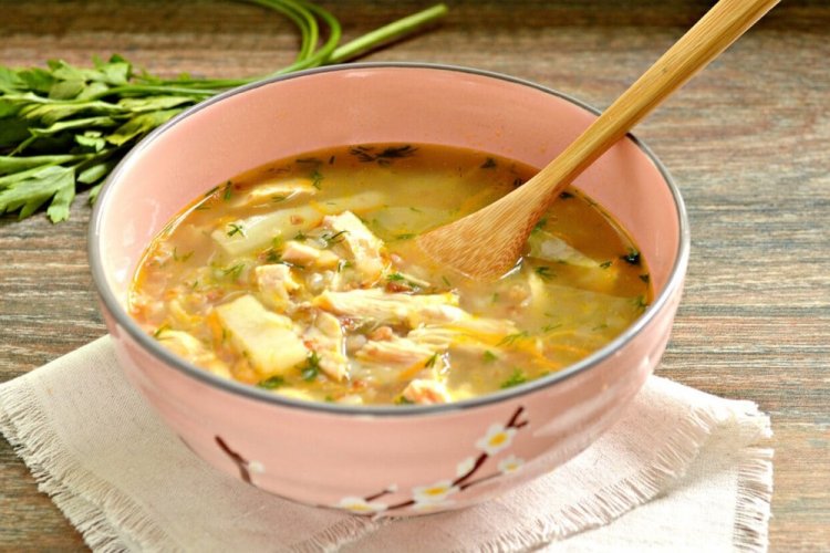 15 супов с копченой курицей, которые сделают обед незабываемым