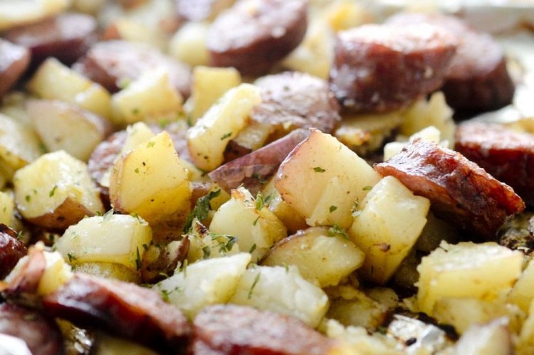 12 лучших рецептов картошки с сосисками в печи