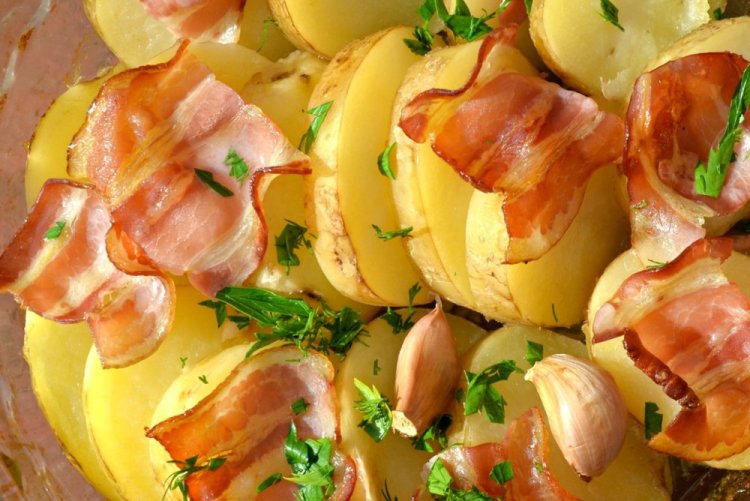 10 простых рецептов картошки с копченостями на мангале
