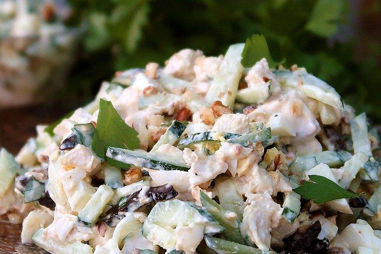 20 оригинальных салатов с куриной грудкой и черноплодной сливой
