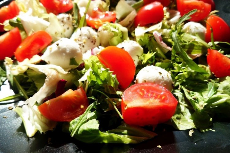 15 салатов с молодой зеленью, которые можно приготовить на скорую руку