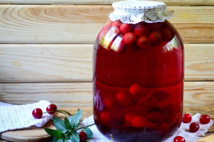 20 простых рецептов настойки из вишни с косточками на холода