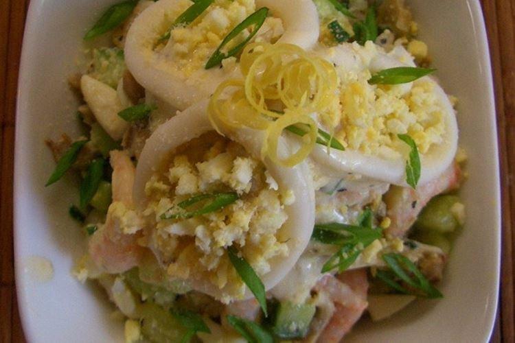15 превосходных рецептов салатов с креветками и кальмарами