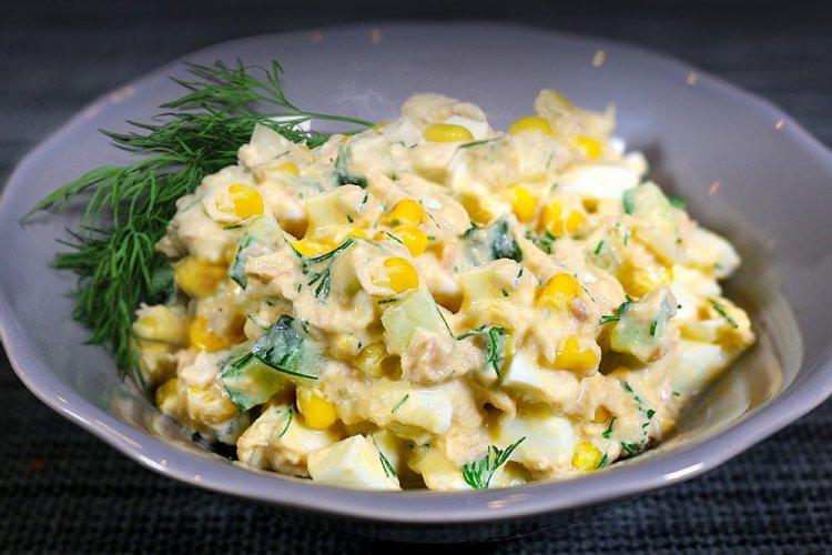 15 великолепных салатов с кукурузой и огурцом