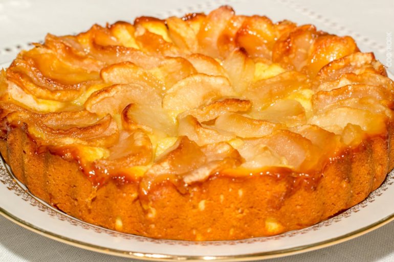 Песочный пирог с яблоками: 7 самых вкусных рецептов выпечки