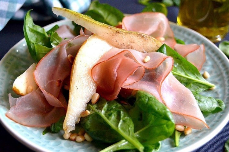 15 салатов с грушей, которые непременно удивят