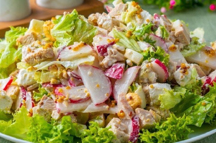 15 салатов с микрозеленью, которые можно приготовить на скорую руку