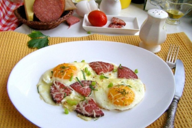 15 прекрасных рецептов яичницы со сосиской