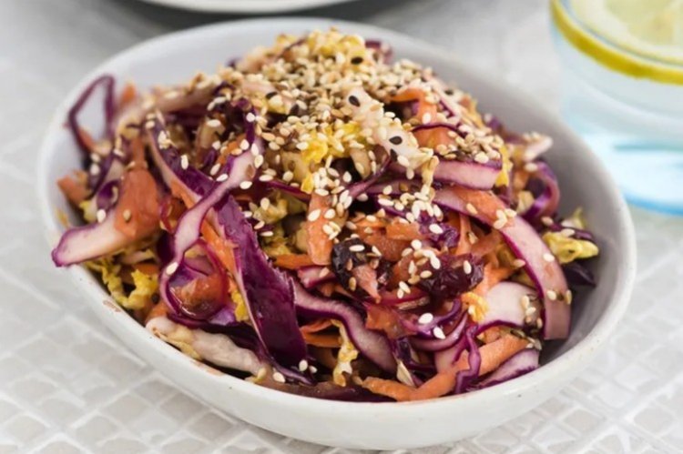 20 красочных салатов из фиолетовой капусты