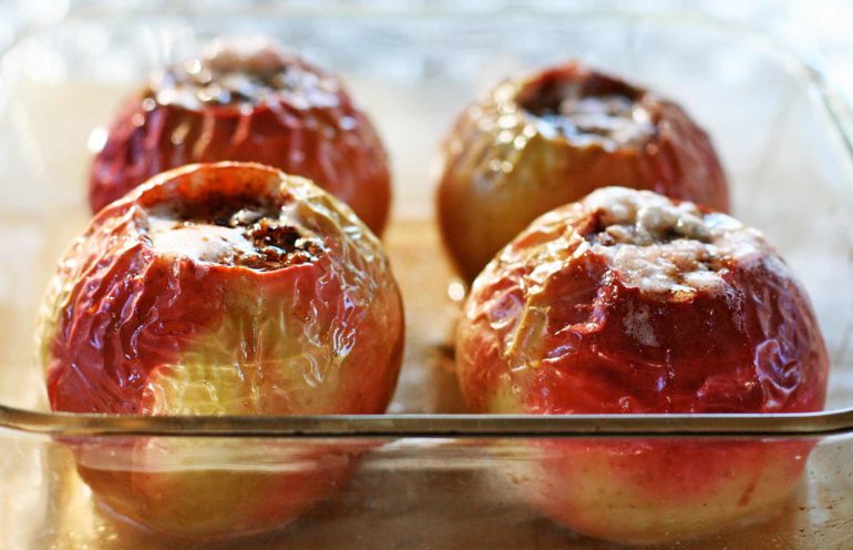 Запечённые яблоки: наиболее популярные рецепты вкусного десерта