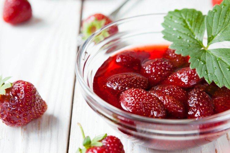 15 превосходных рецептов варенья из земляники с целыми ягодами