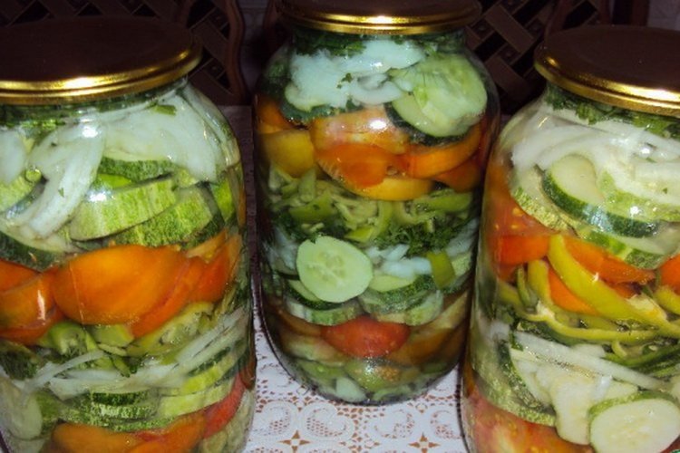 12 потрясающих салатов из огурцов и капусты на зиму