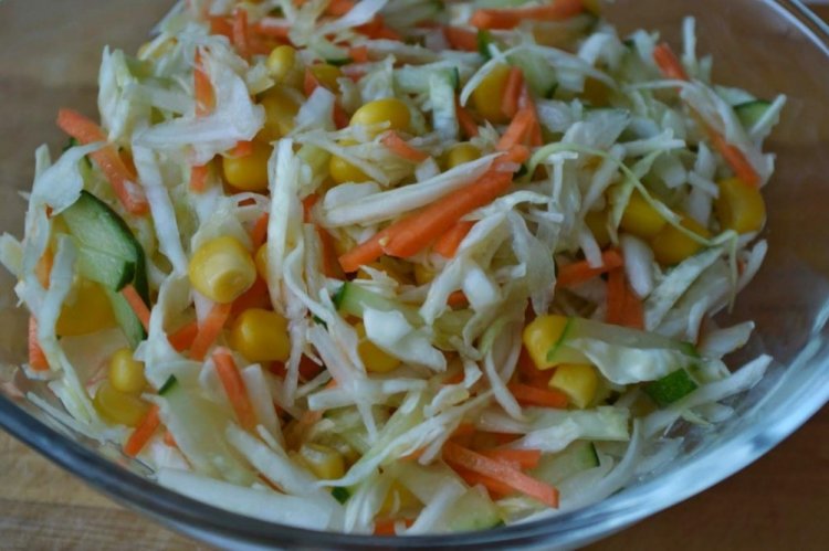 15 шикарных салатов с кукурузой и огурцом