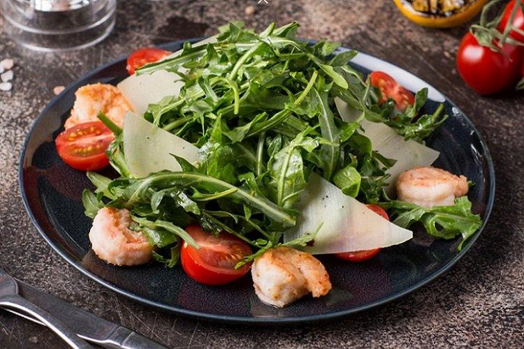 20 уникальных салатов с креветками и рукколой